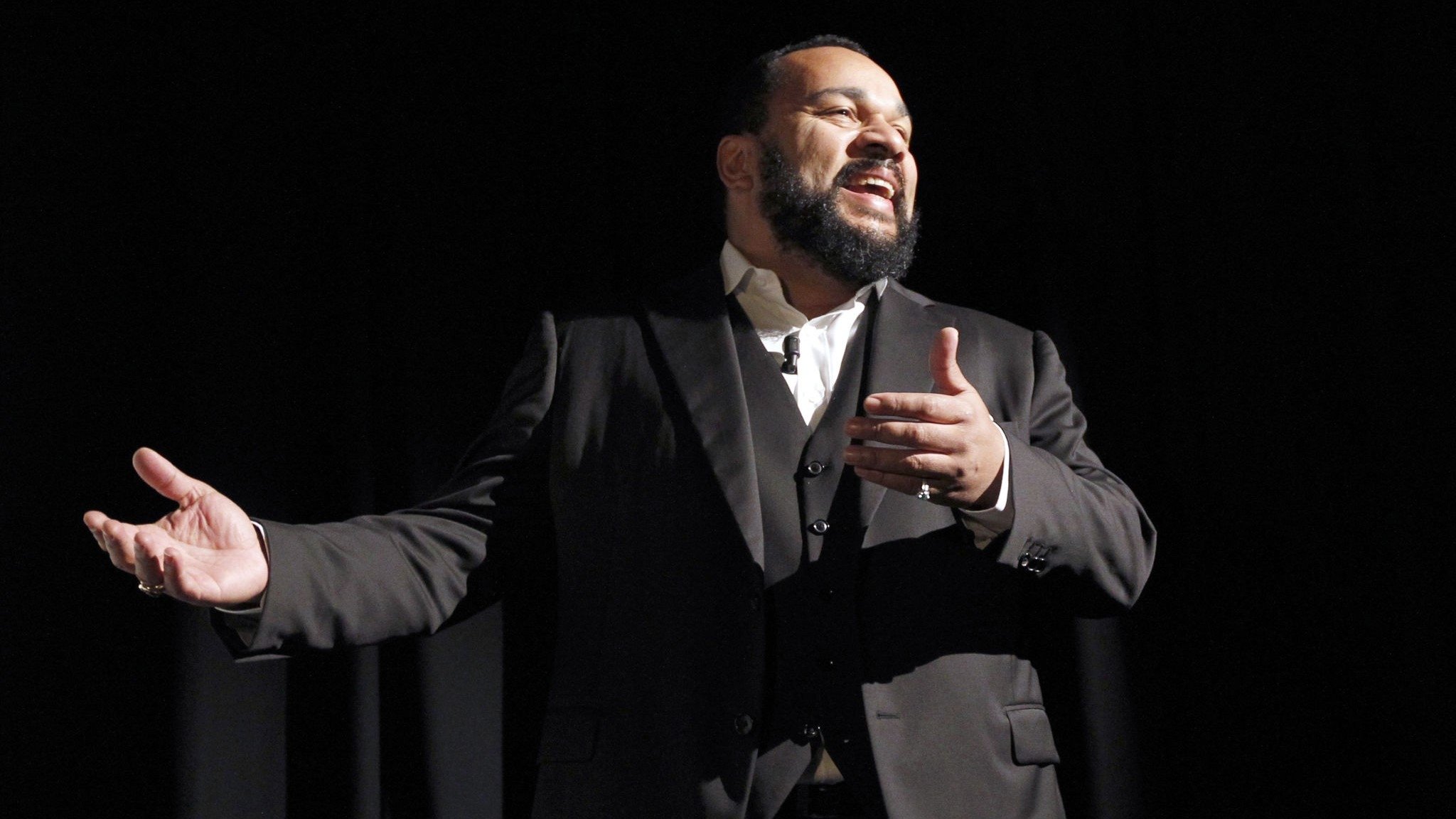 Dieudonné - Le Mur Background