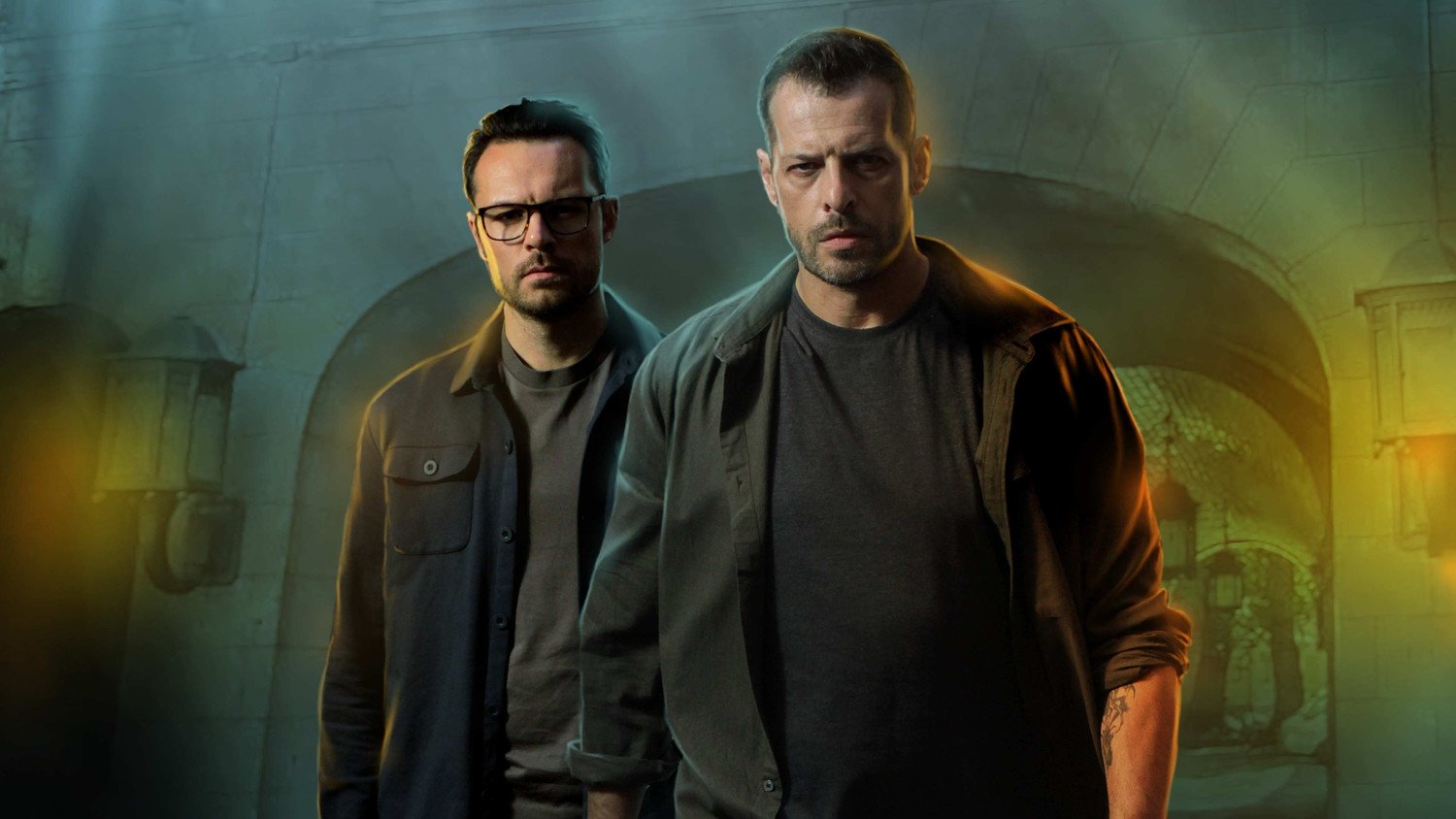 Человек из дома напротив Background