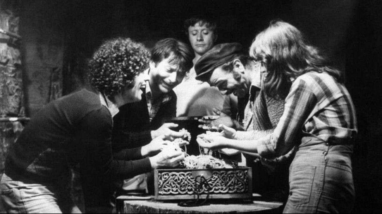 Unbelievable Adventures of Italians in Russia Background