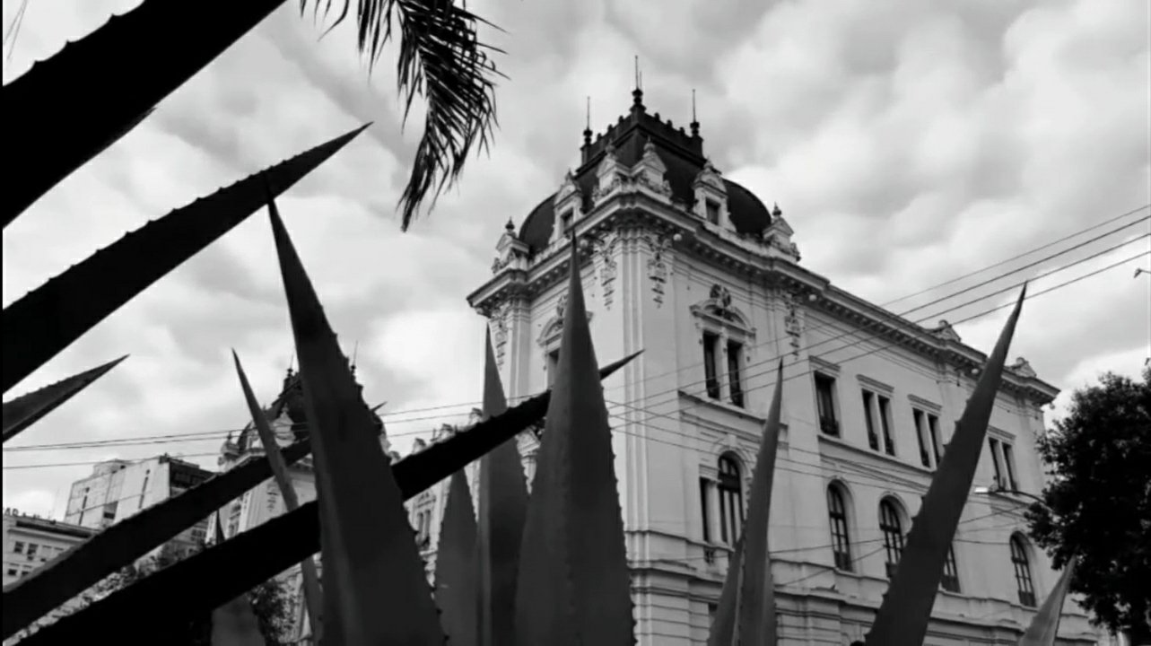 Le Temps Passe Background