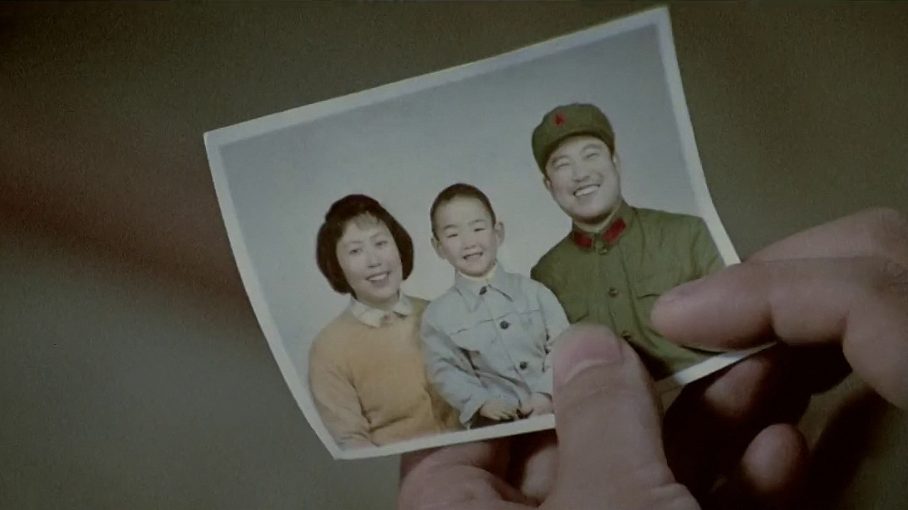 Wreaths at the Foot of the Mountain Background