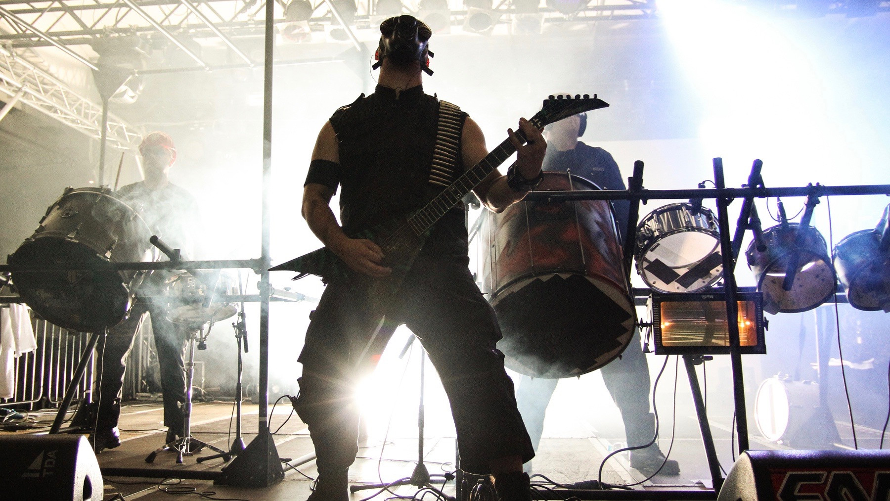 Feindflug ‎- ...Hinter Feindlichen Linien Background