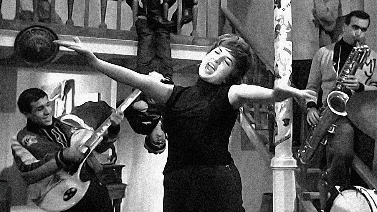 Howlers of the Dock Background