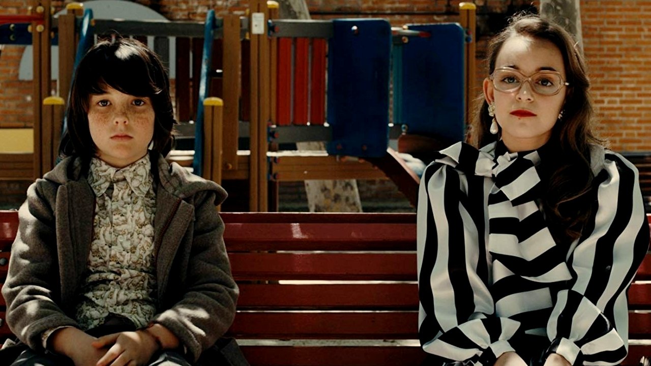 El amor me queda grande Background