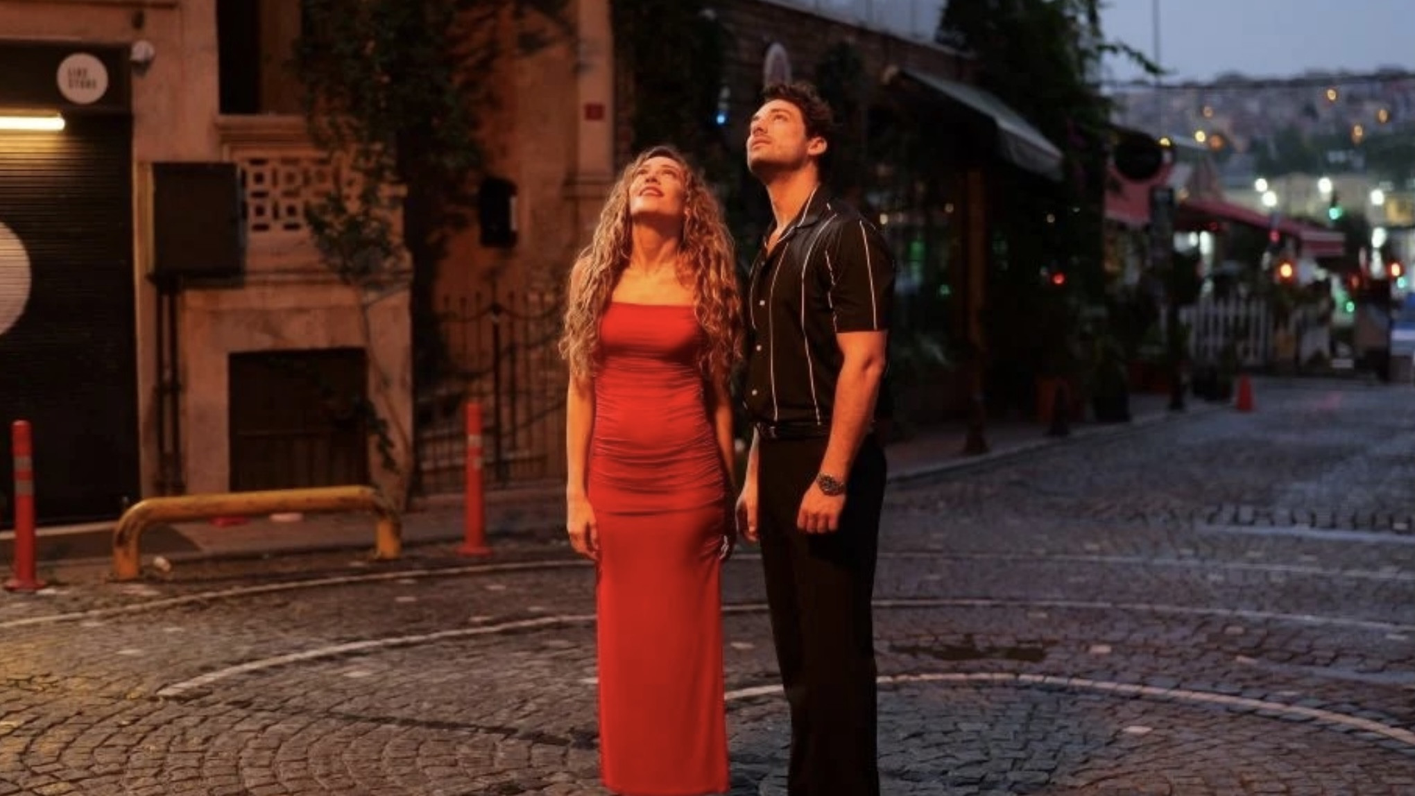 Her Şeyin Başı Merkür Background