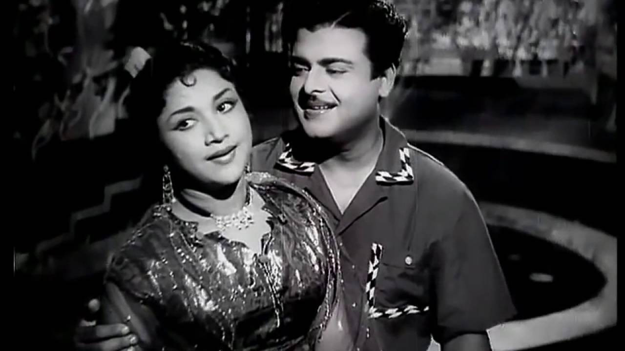 Paadha Kaanikkai Background