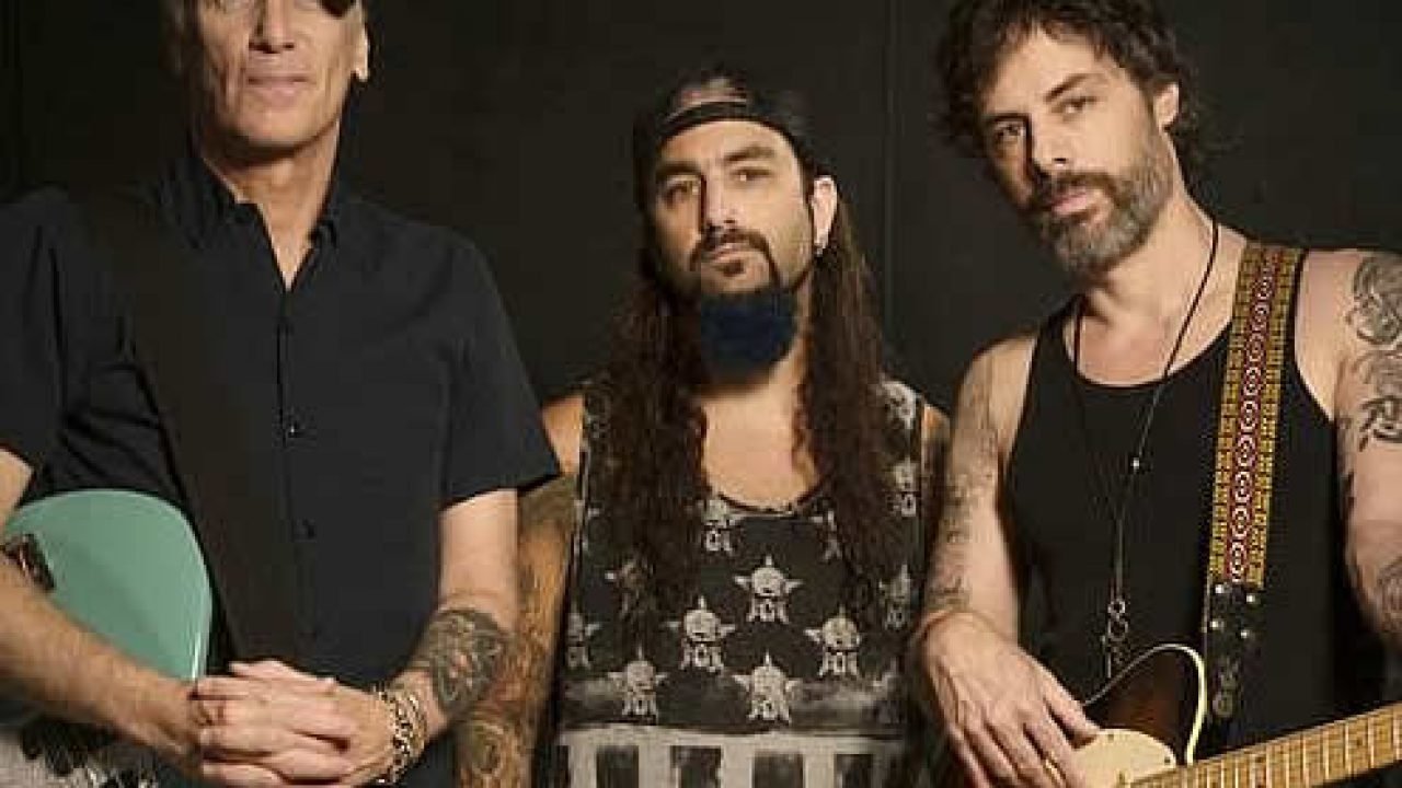The Winery Dogs : Dog Years - Live in Santiago and Beyond 2013-2016 Background