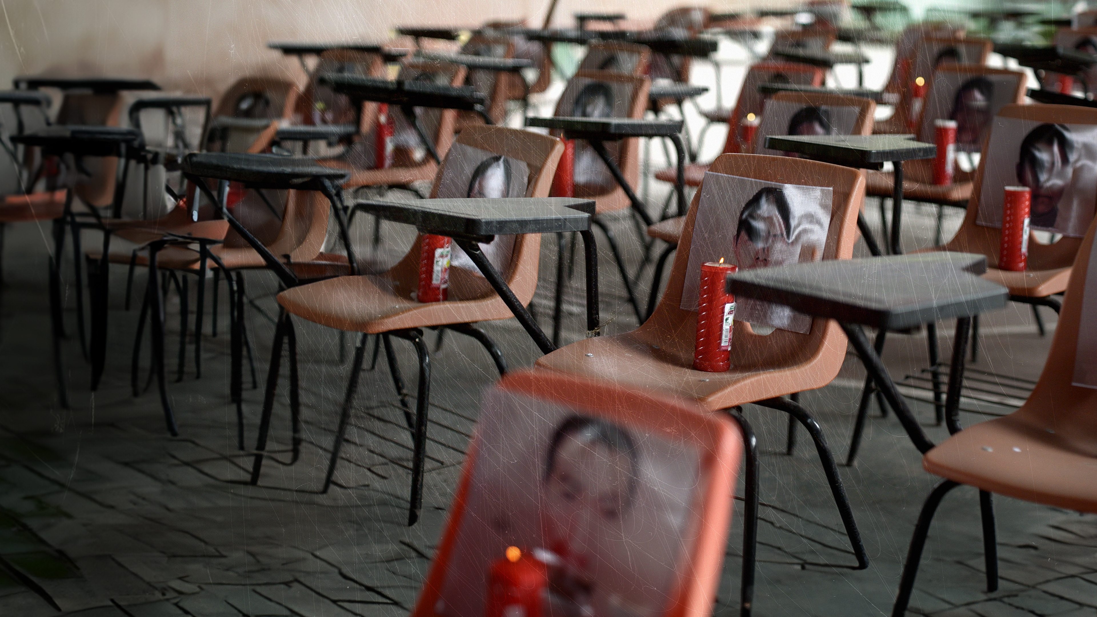 Los 43 de Ayotzinapa: Un Crimen de Estado Background