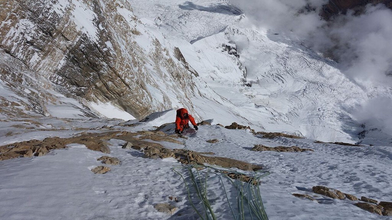 On ne marche qu'une fois sur la lune Background