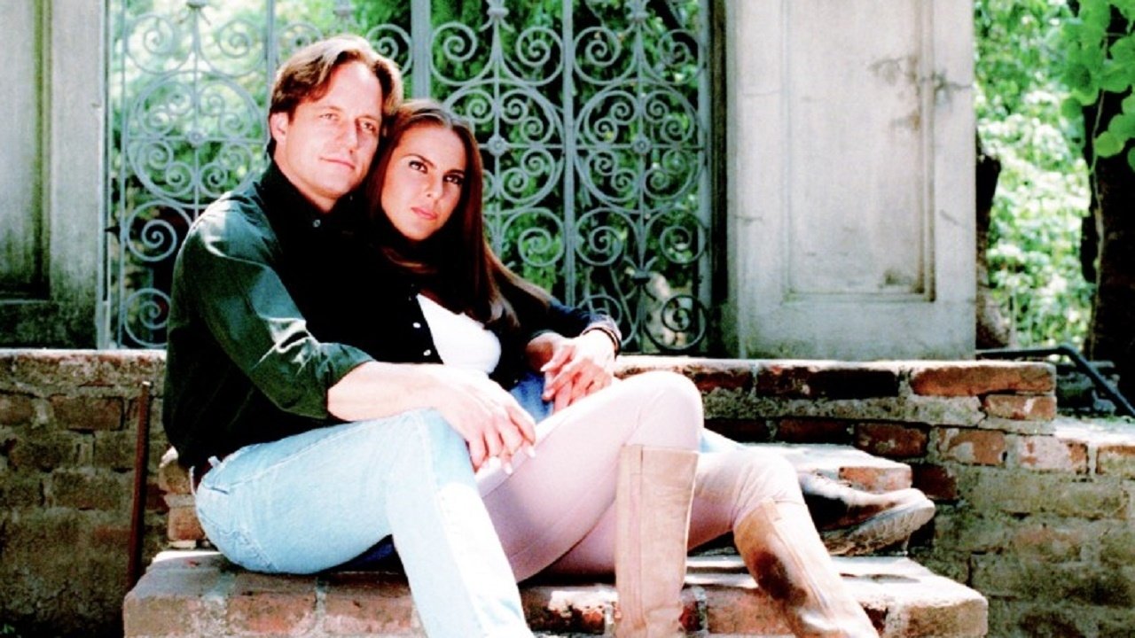 La Mentira Background