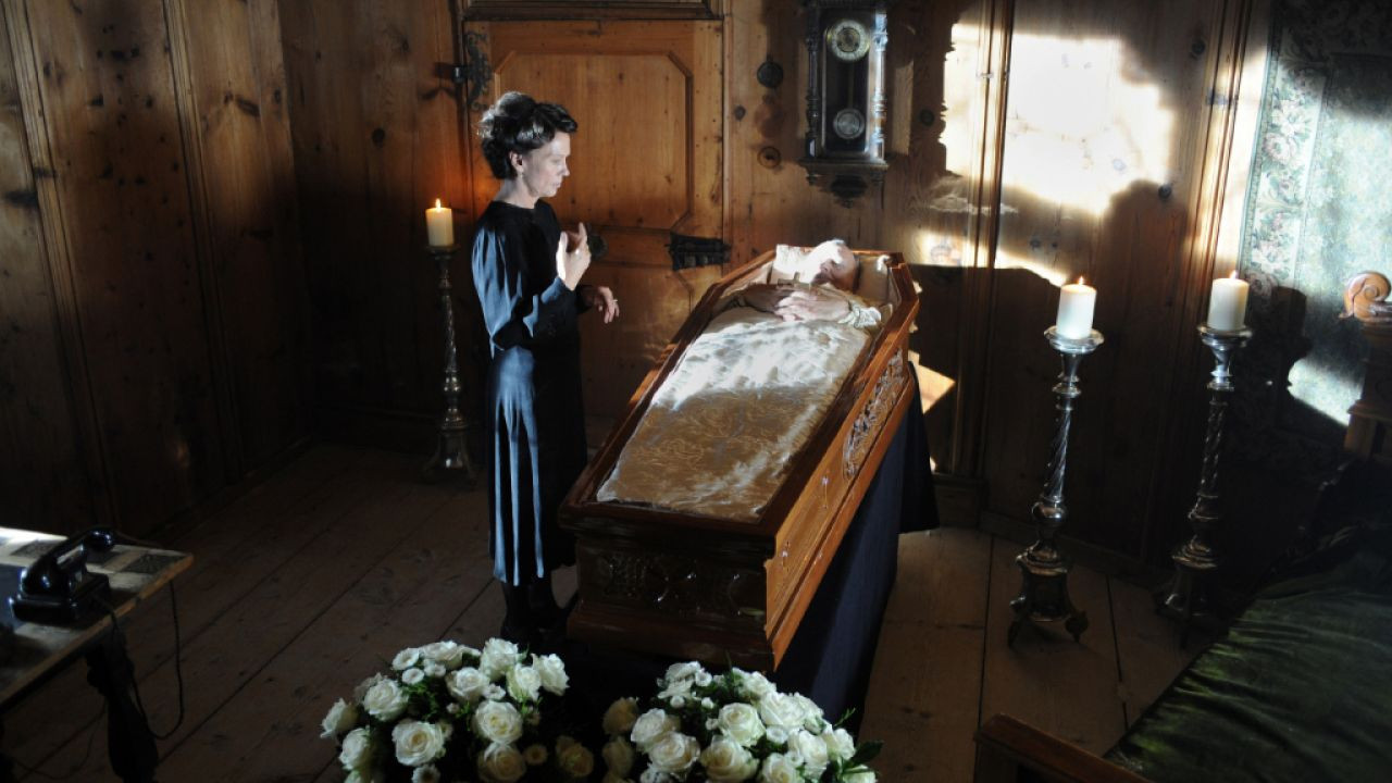 Krupp: A Family Between War and Peace Background