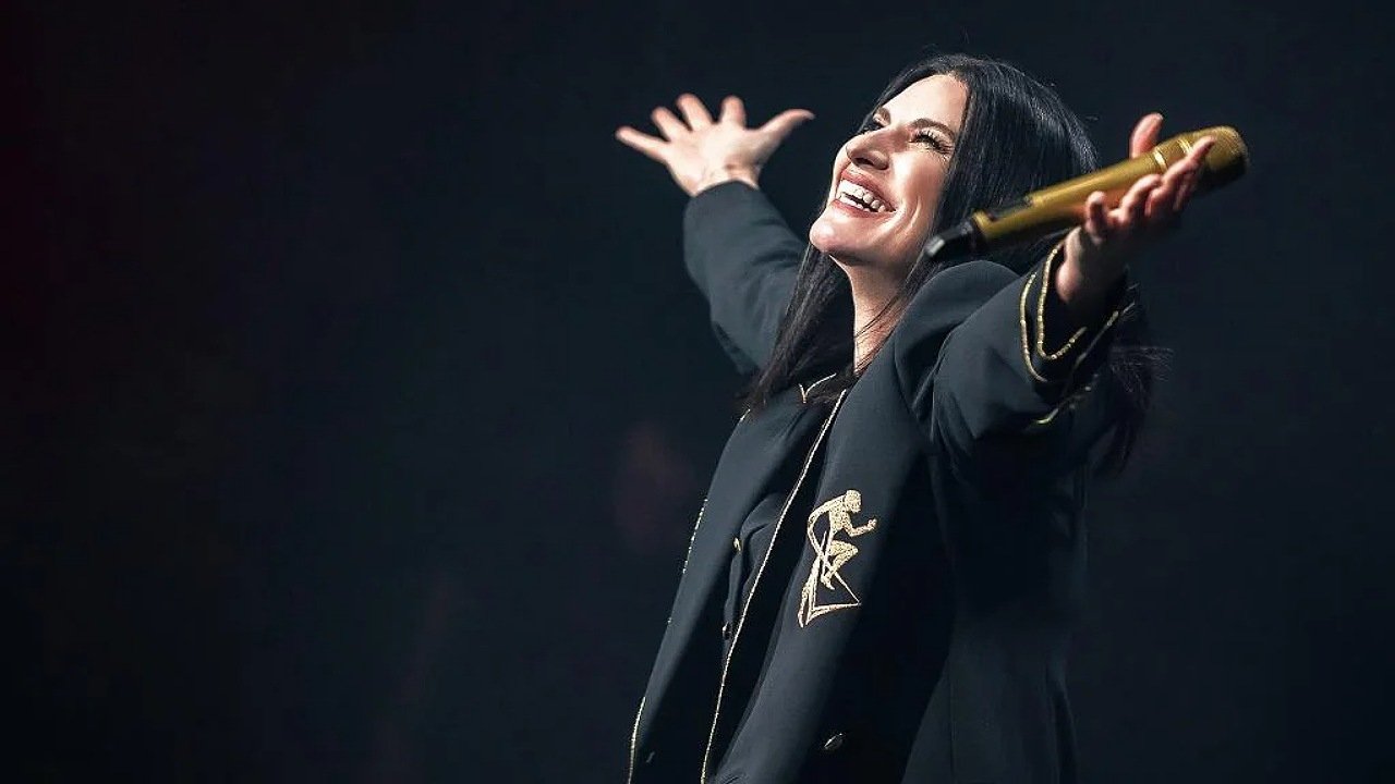 Laura Pausini - Laura 30 Background