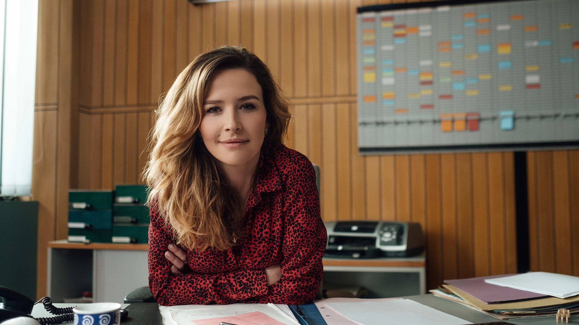 Frau Jordan stellt gleich Background