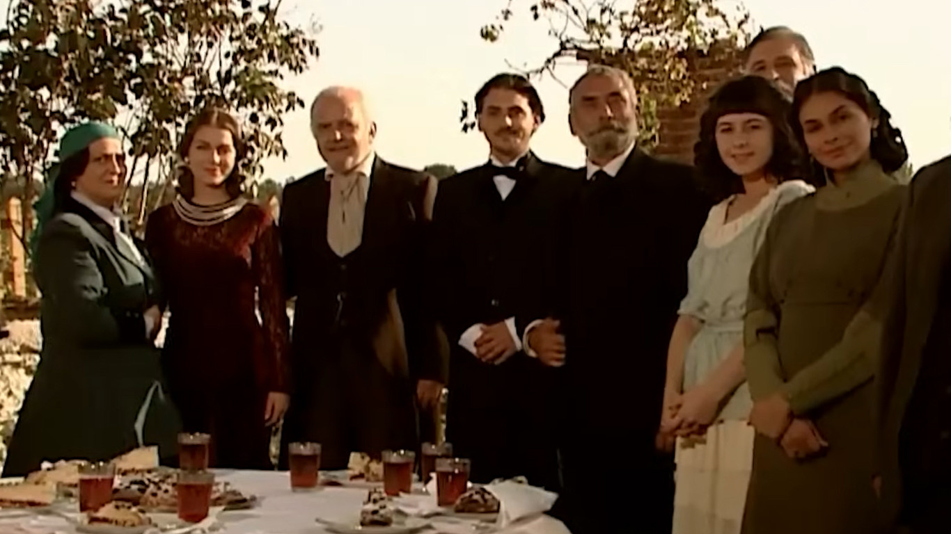 Kırık Kanatlar Background