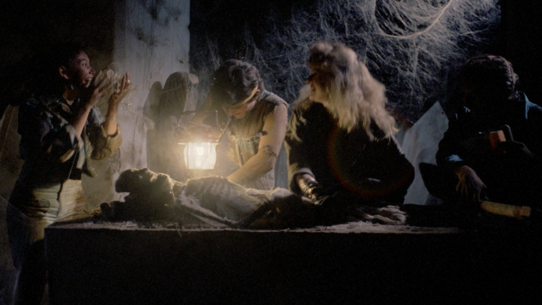 Ladrones de tumbas Background