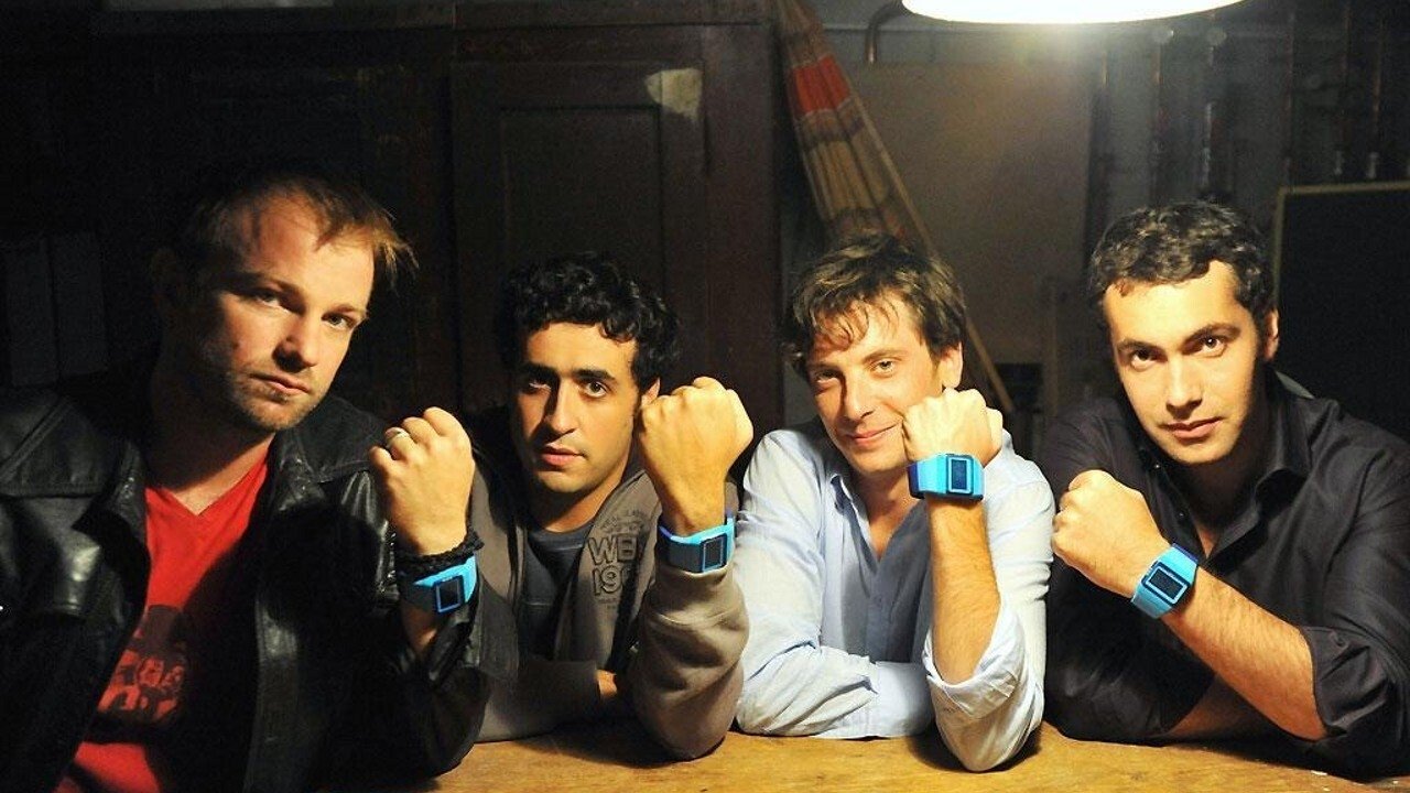 Les Invincibles Background