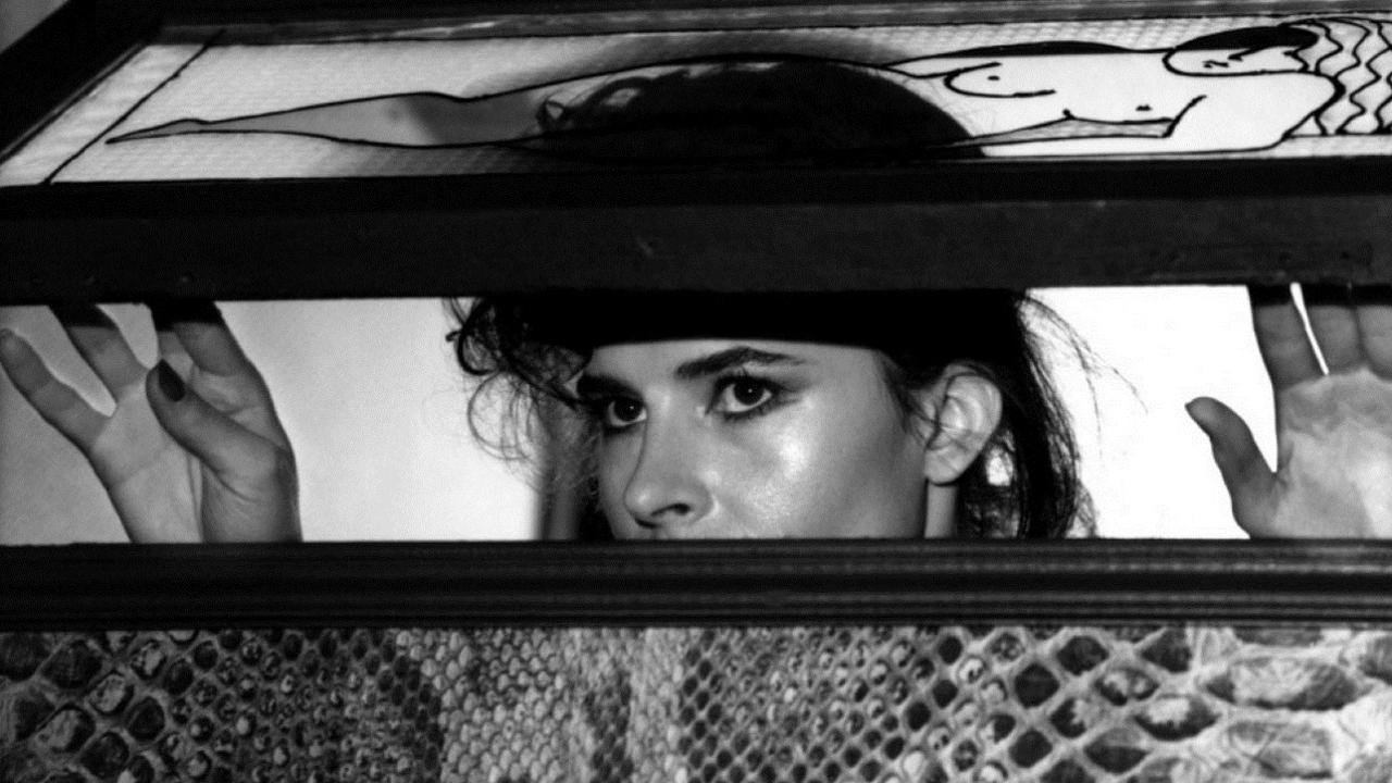 Confidentially Yours Background