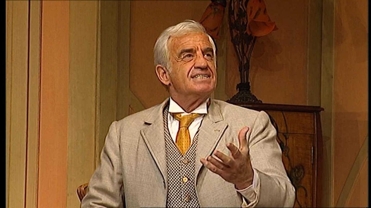 La Puce à l'oreille Background