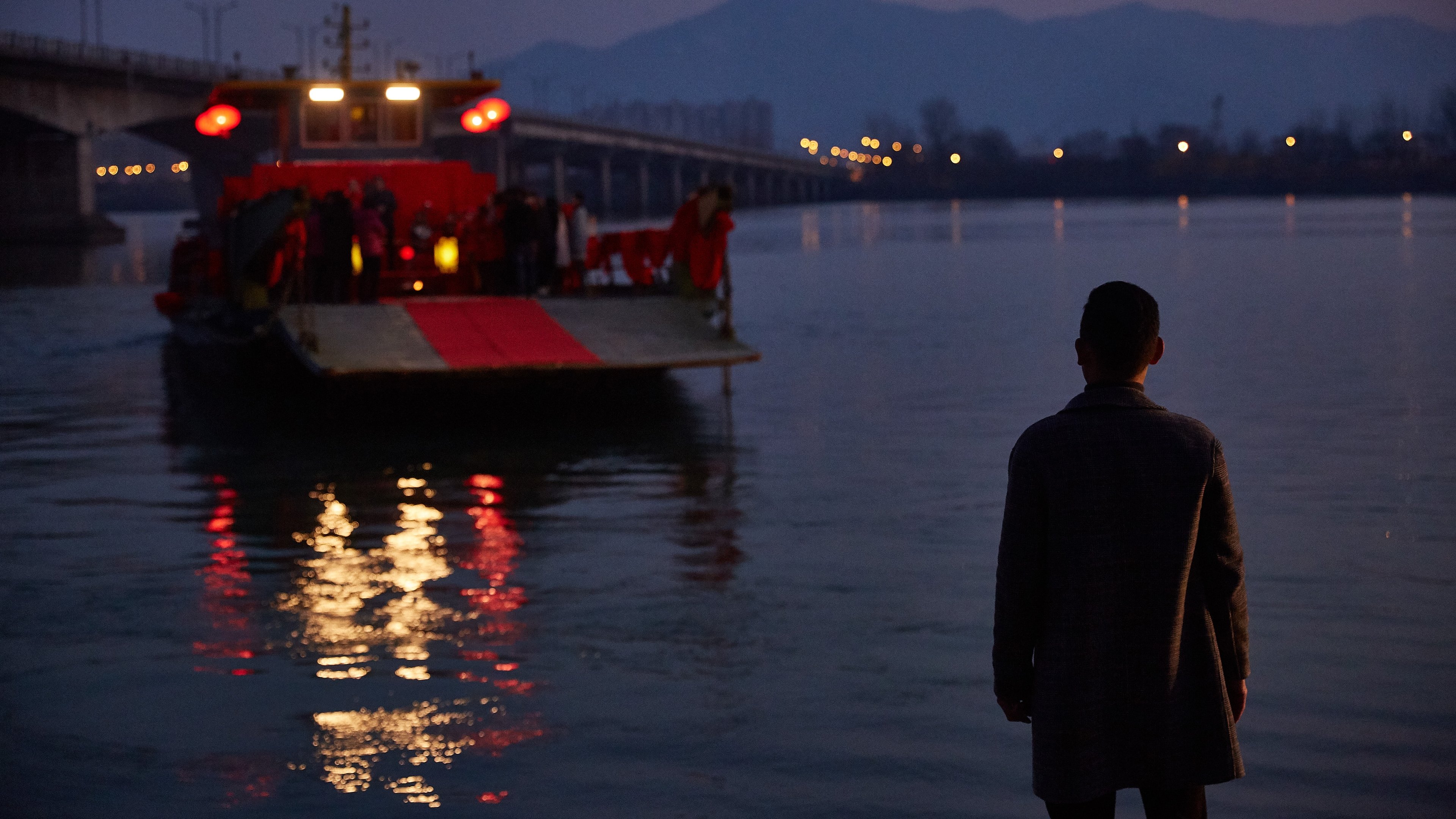 Dwelling in the Fuchun Mountains Background