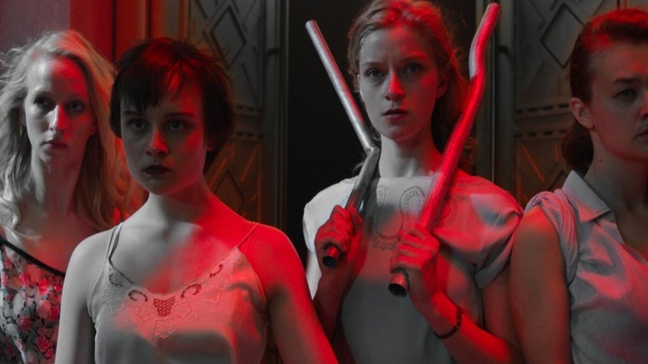 Trümmermädchen - Die Geschichte der Charlotte Schumann Background