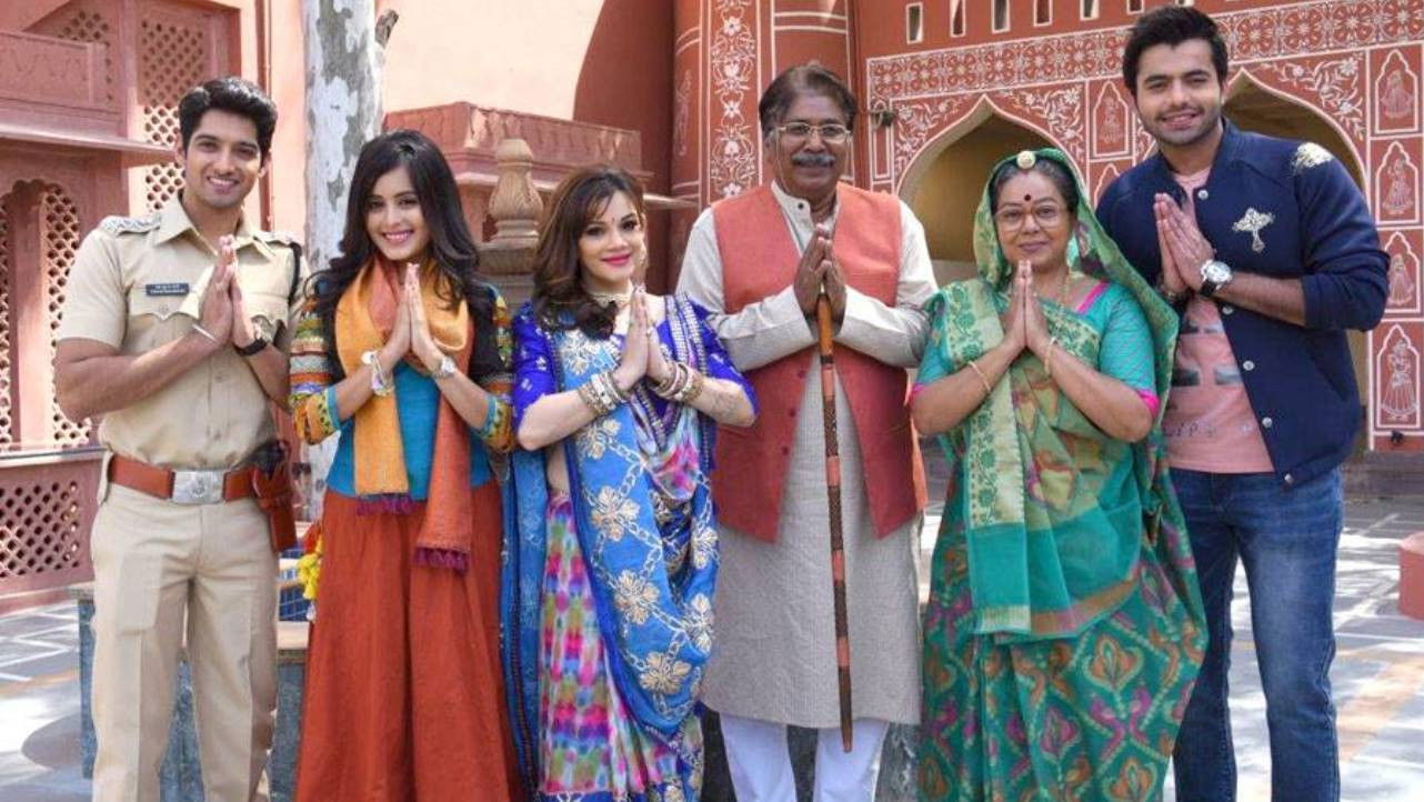 Tu Sooraj Main Saanjh Piyaji Background