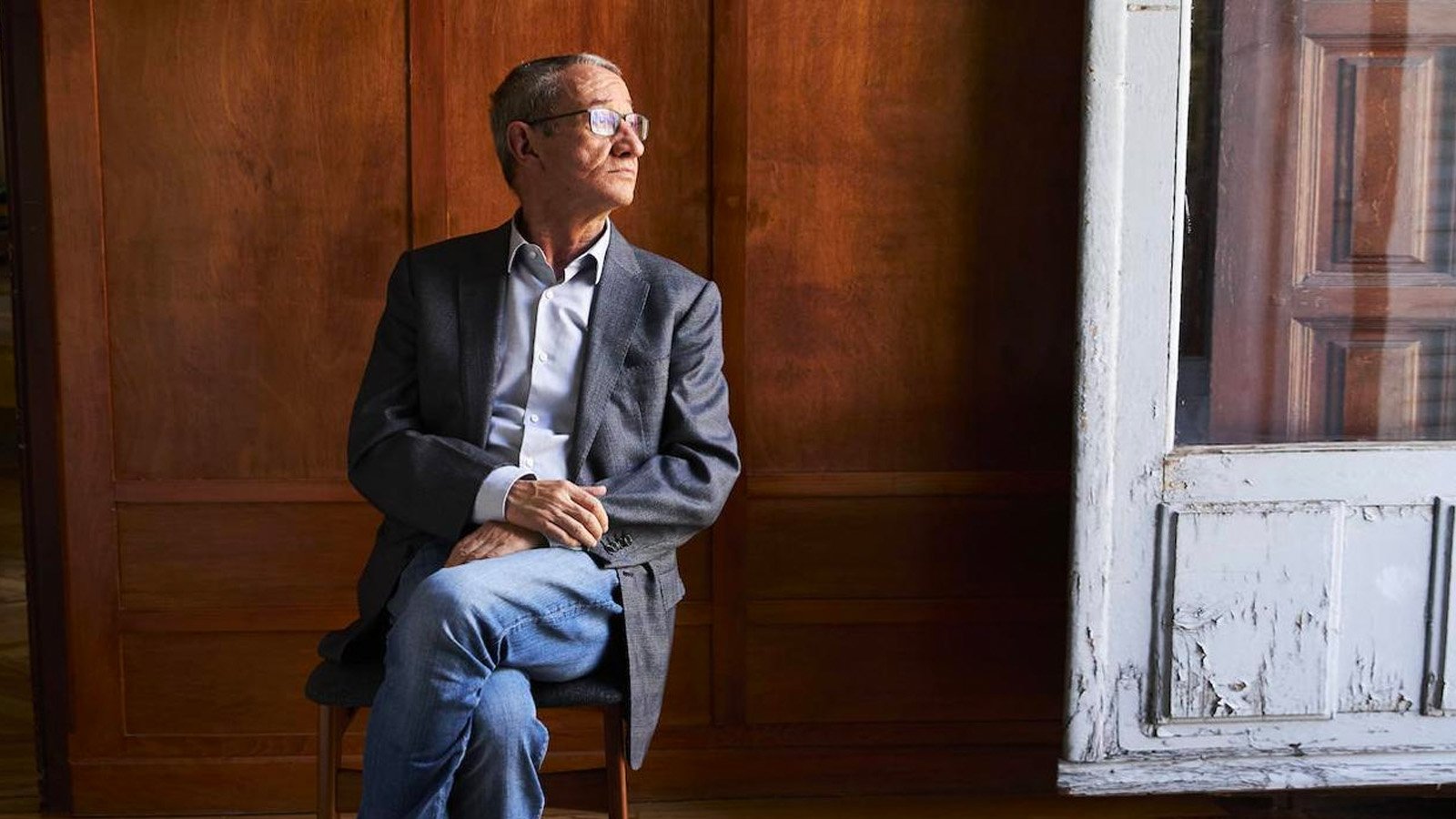 El crítico Background