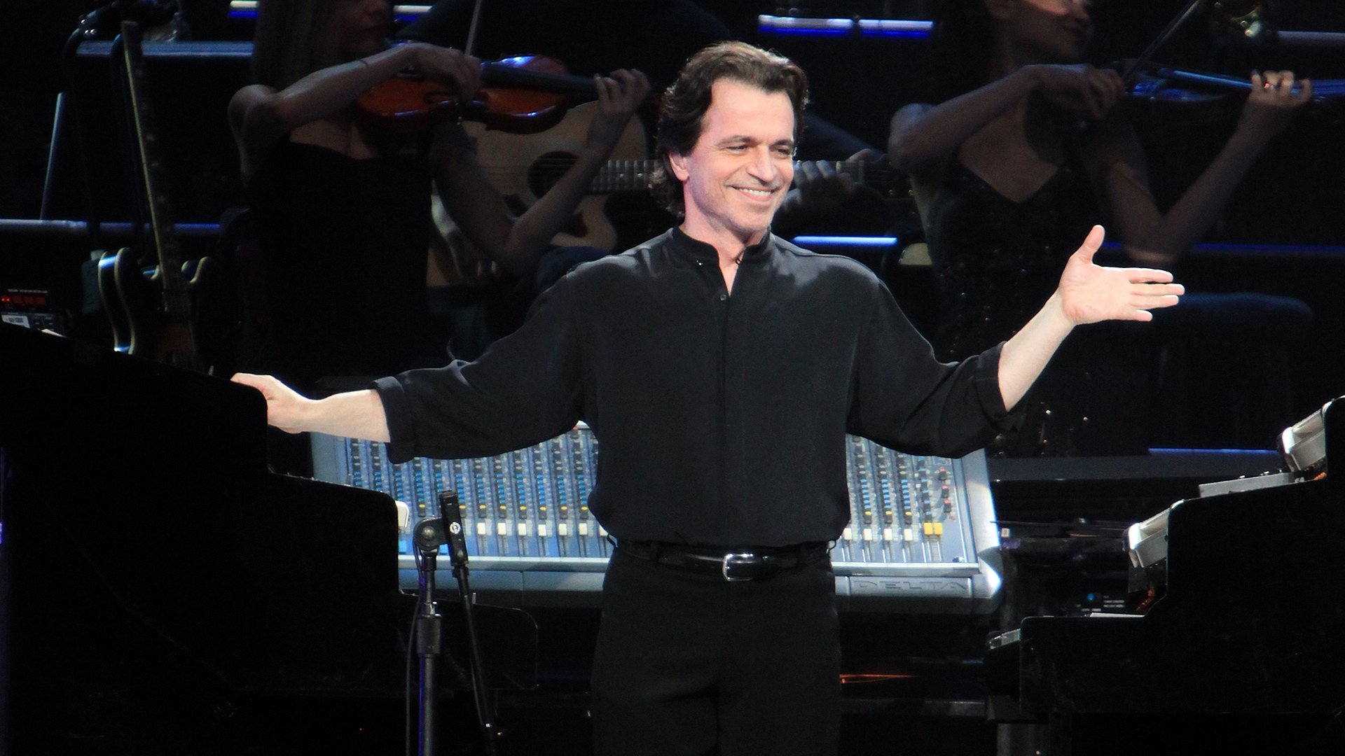 Yanni: Voices - Live from the Forum in Acapulco Background