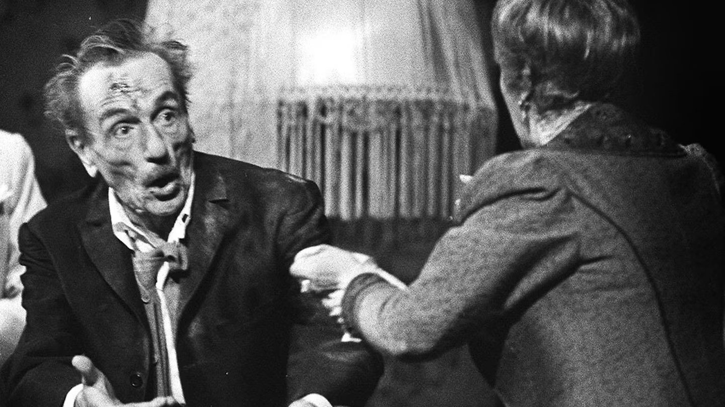 Christmas at the Cupiello House Background