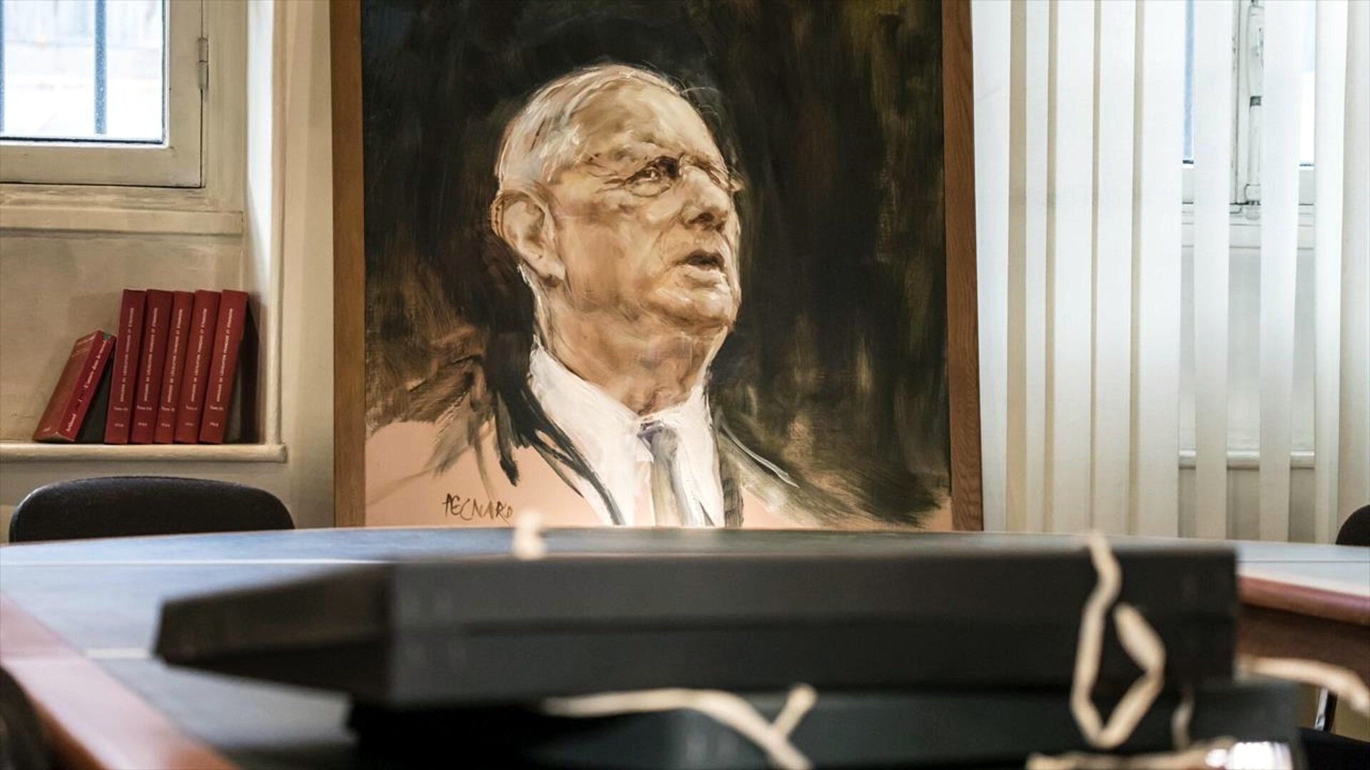 De Gaulle, le monarque et le Parlement Background