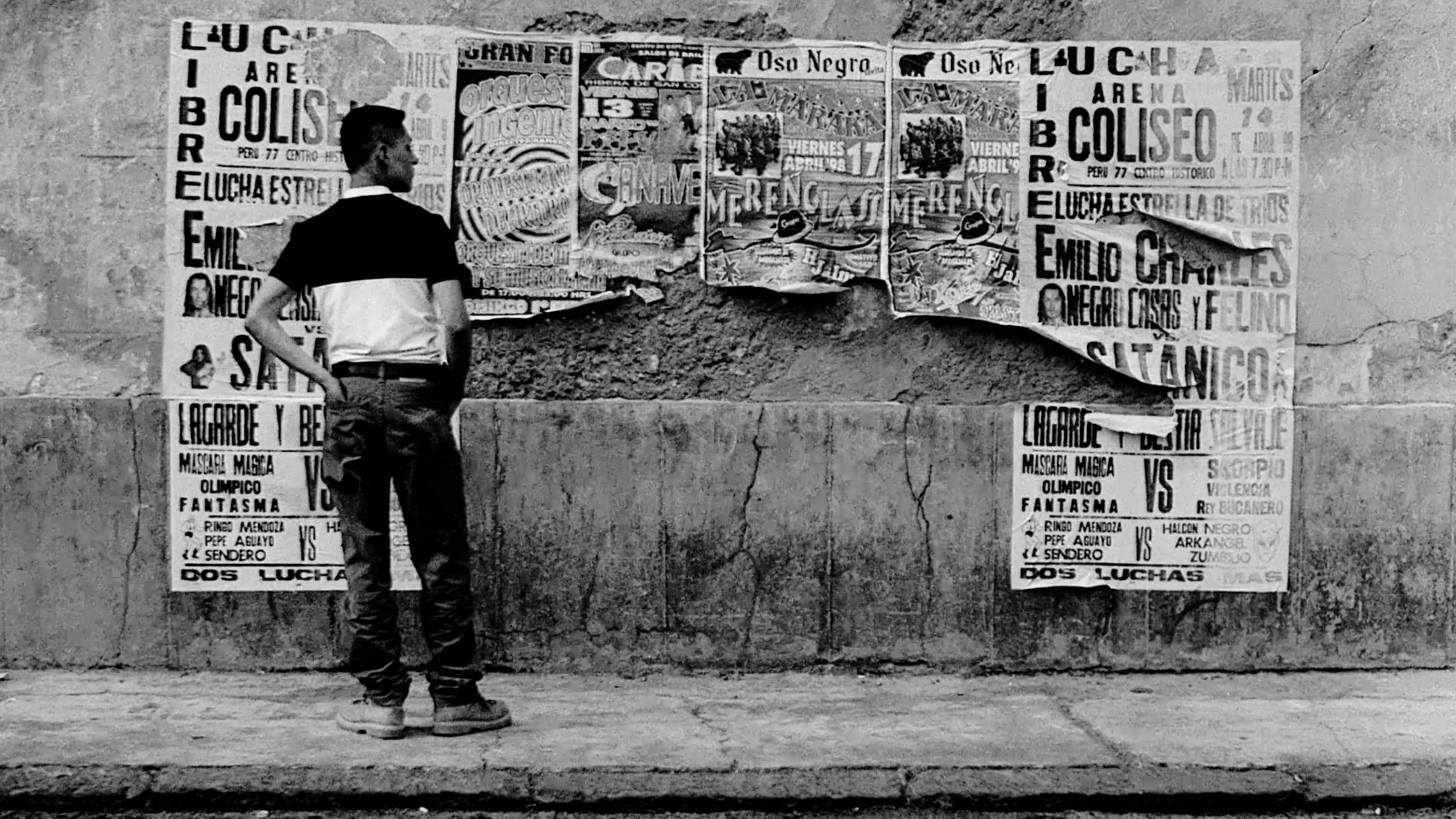Mil nubes de paz cercan el cielo, amor, jamás acabarás de ser amor Background