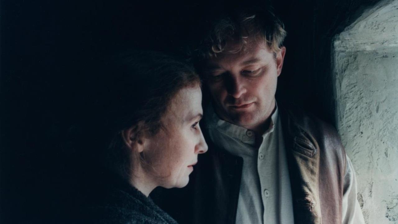 Fruen på Hamre Background