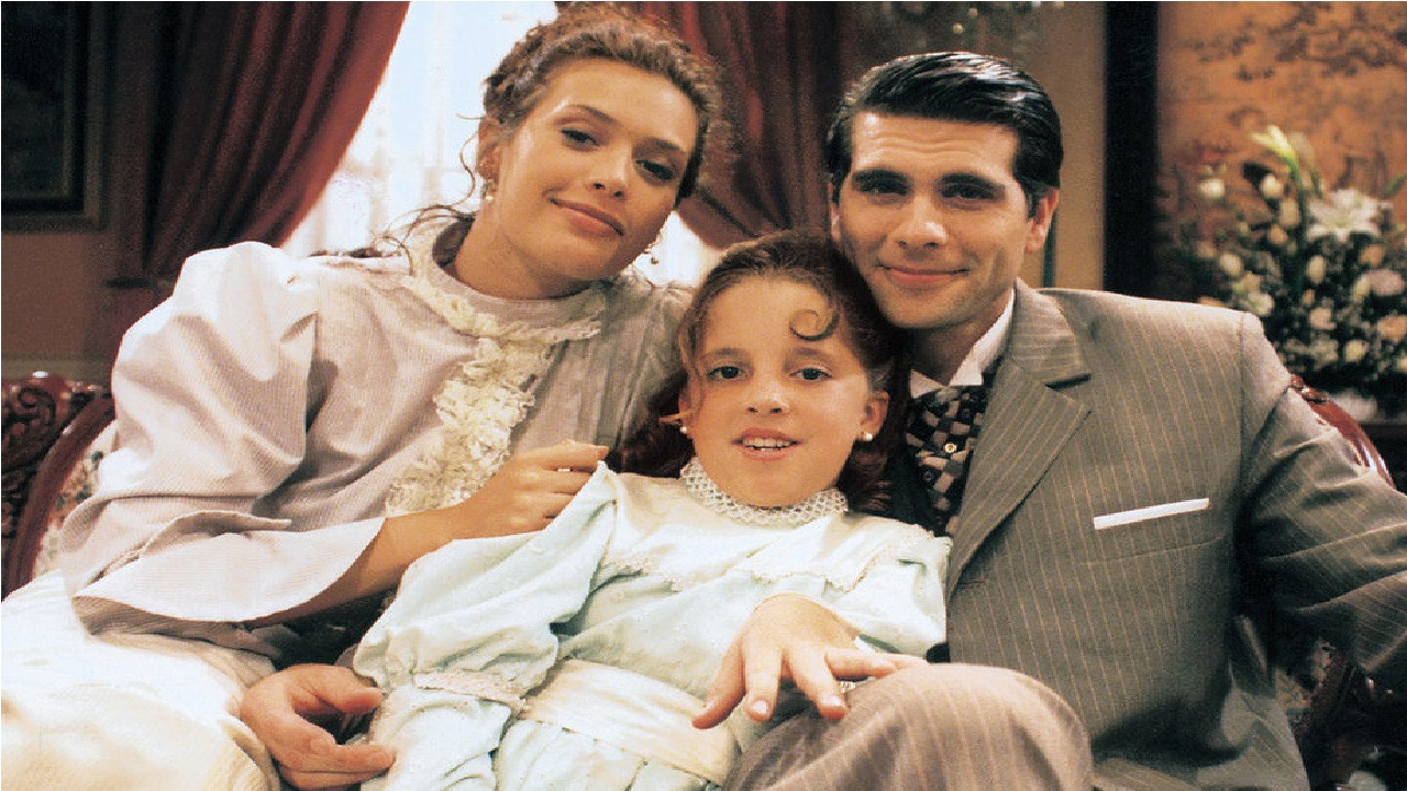 Luz María Background