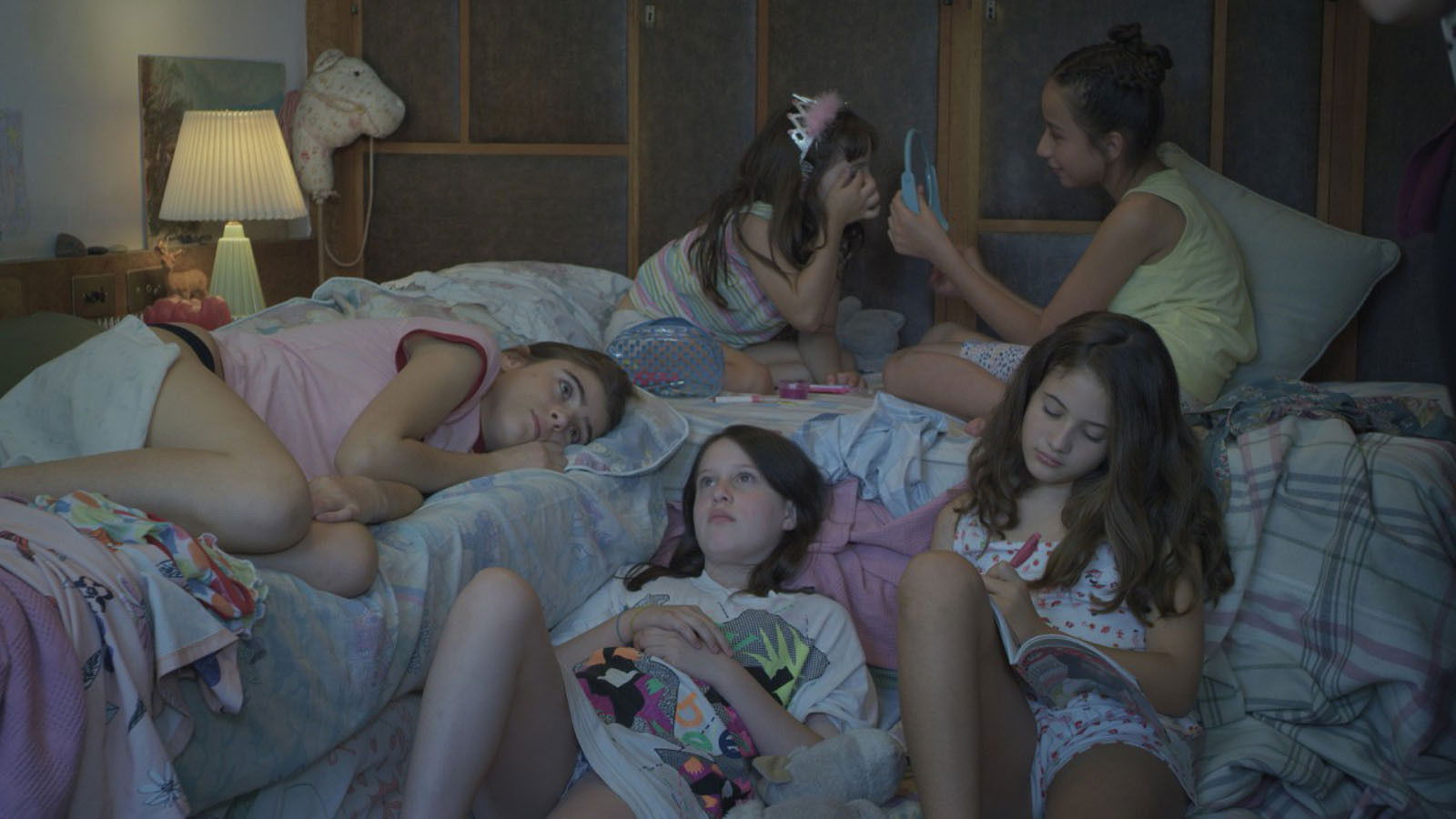 Mamá, mamá, mamá Background