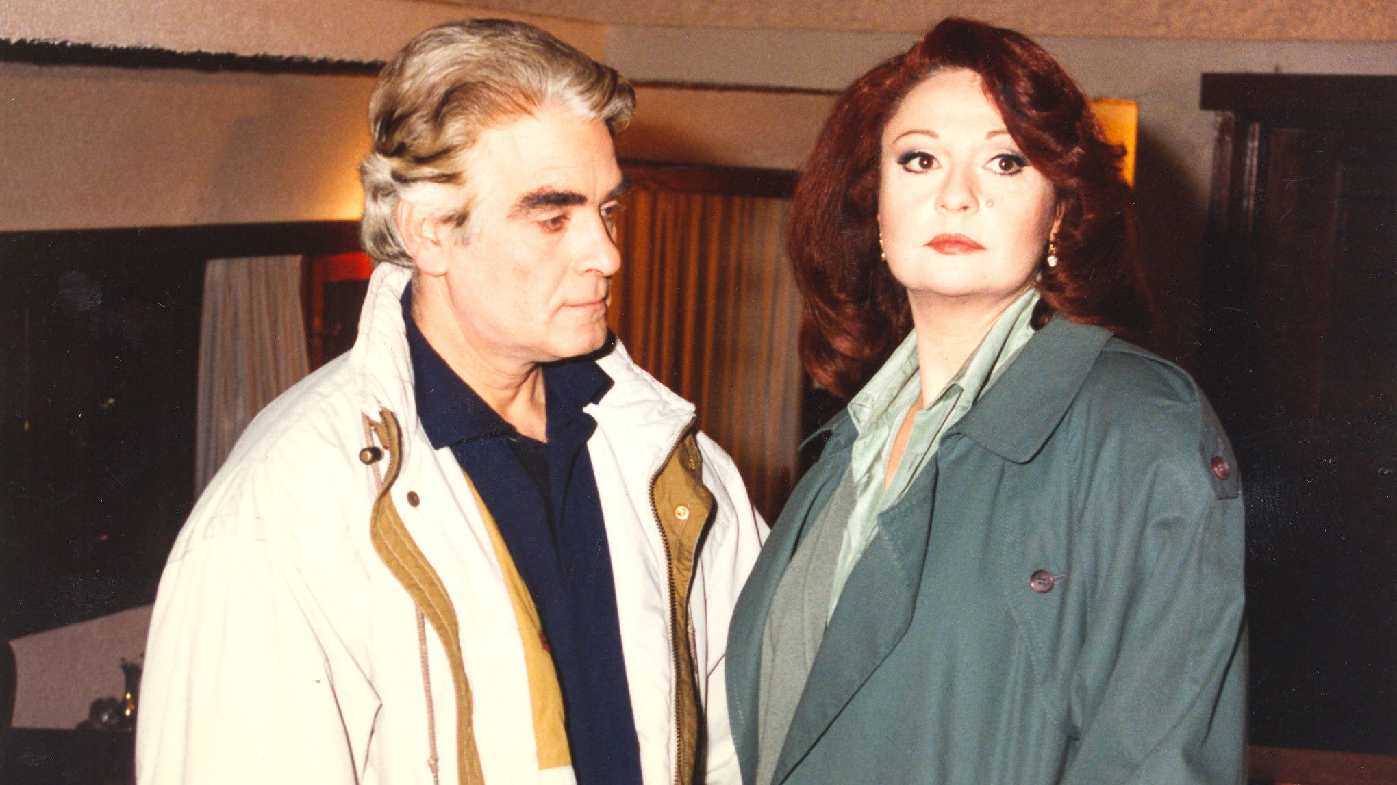 Ένας έρωτας Background