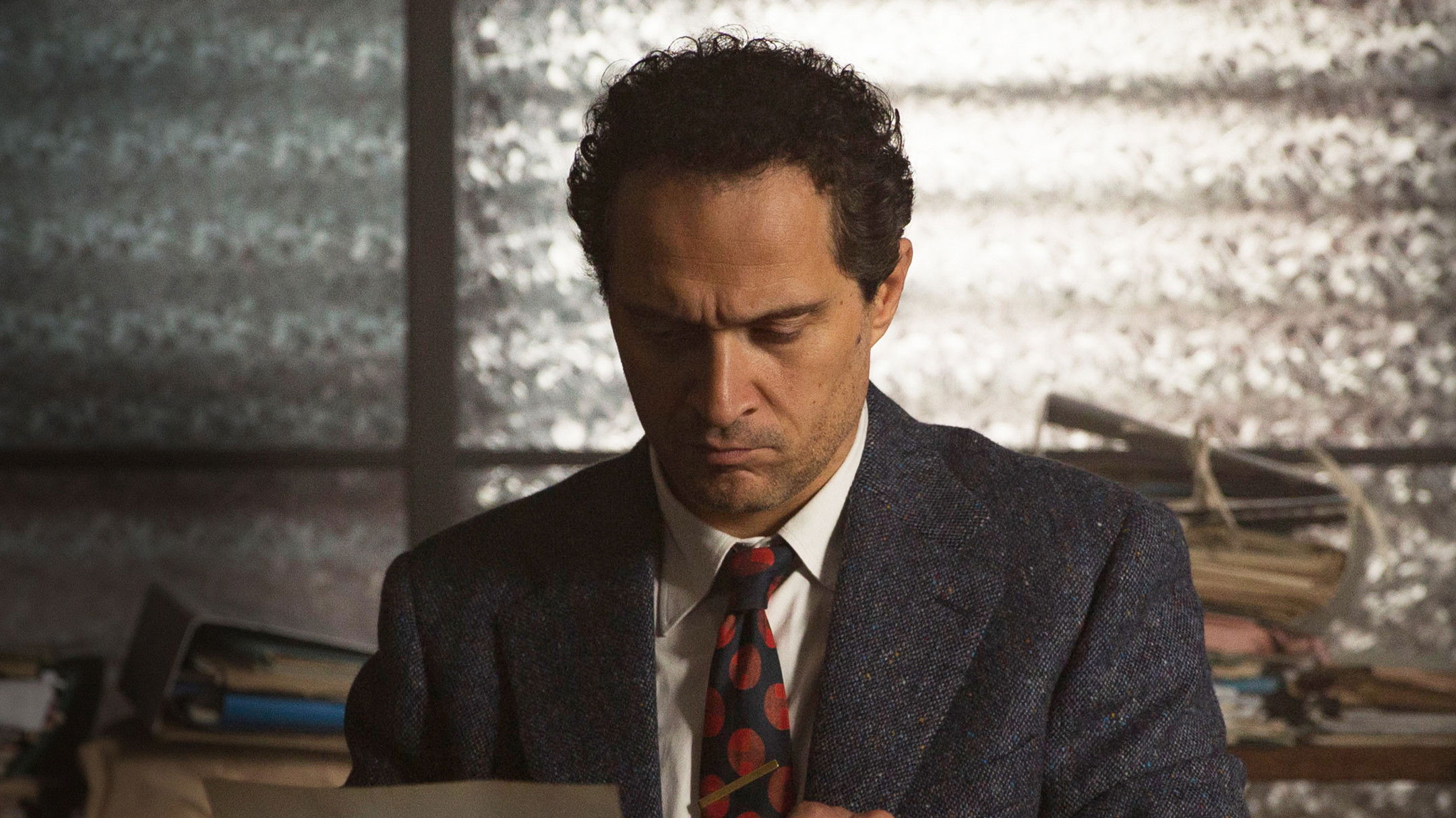 L’Ora: Ink Over Bullets Background