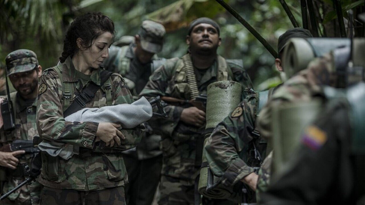 Alias María Background