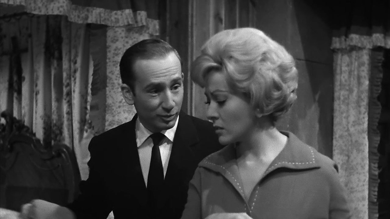 Maribel y la extraña familia Background