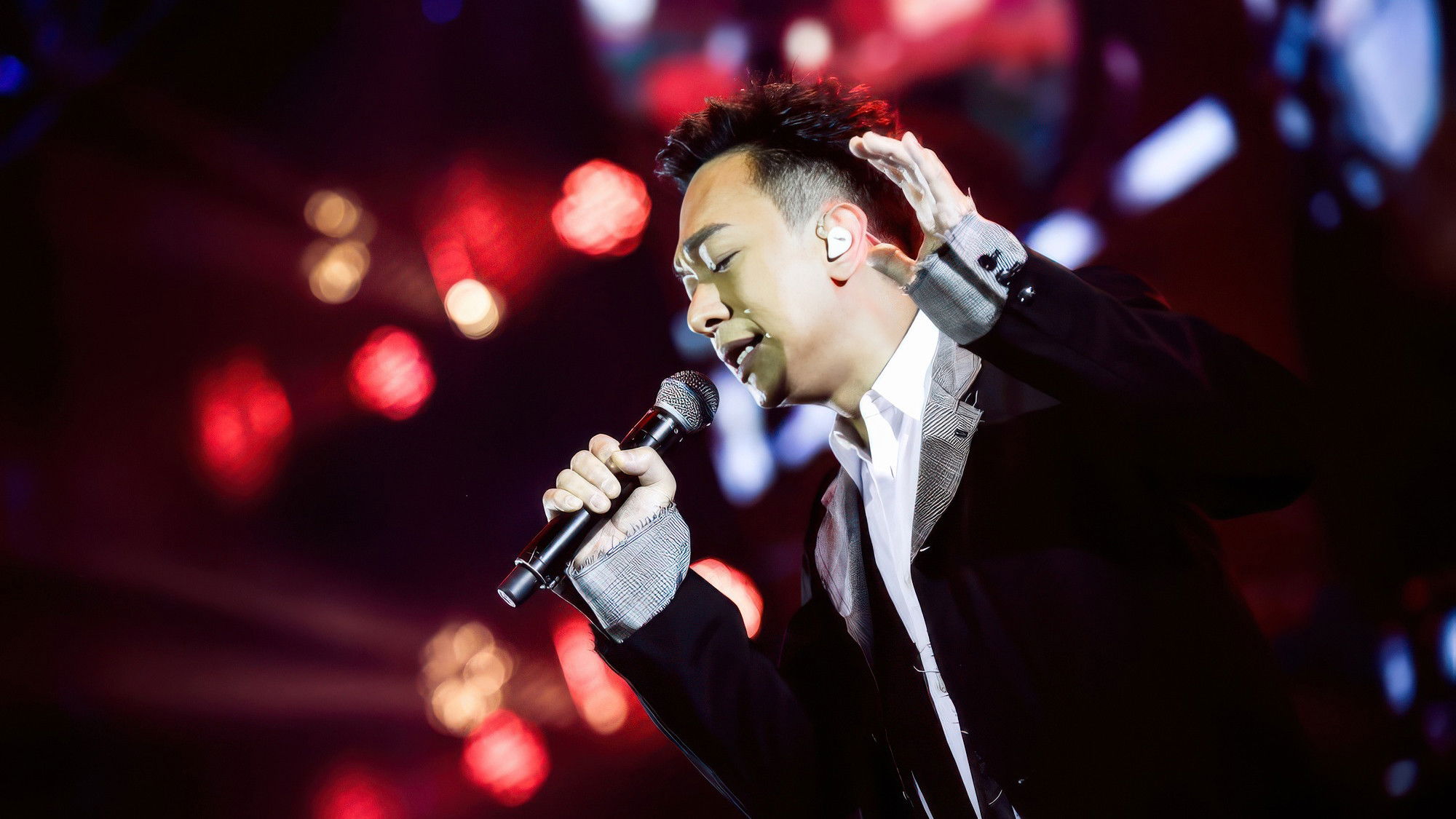 “祝您愉快”纪念黄家驹25周年演唱会 Background