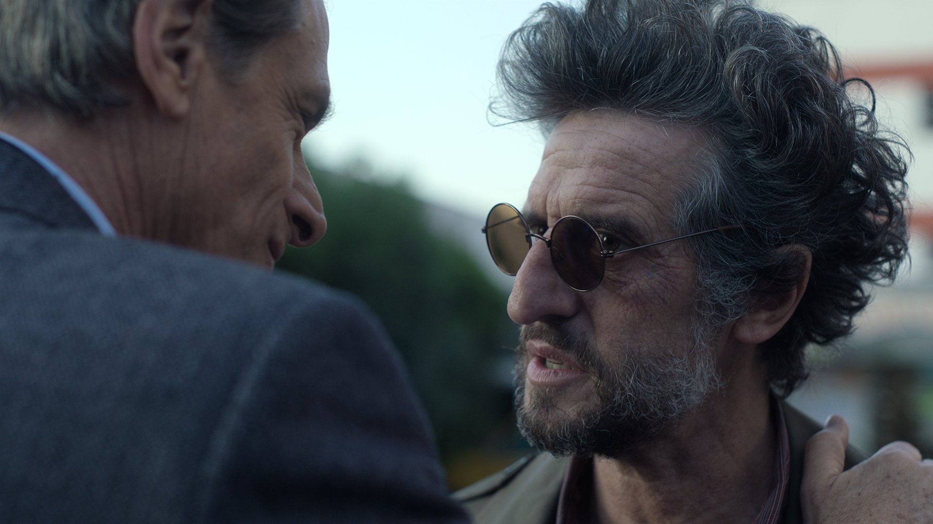 Doble discurso Background