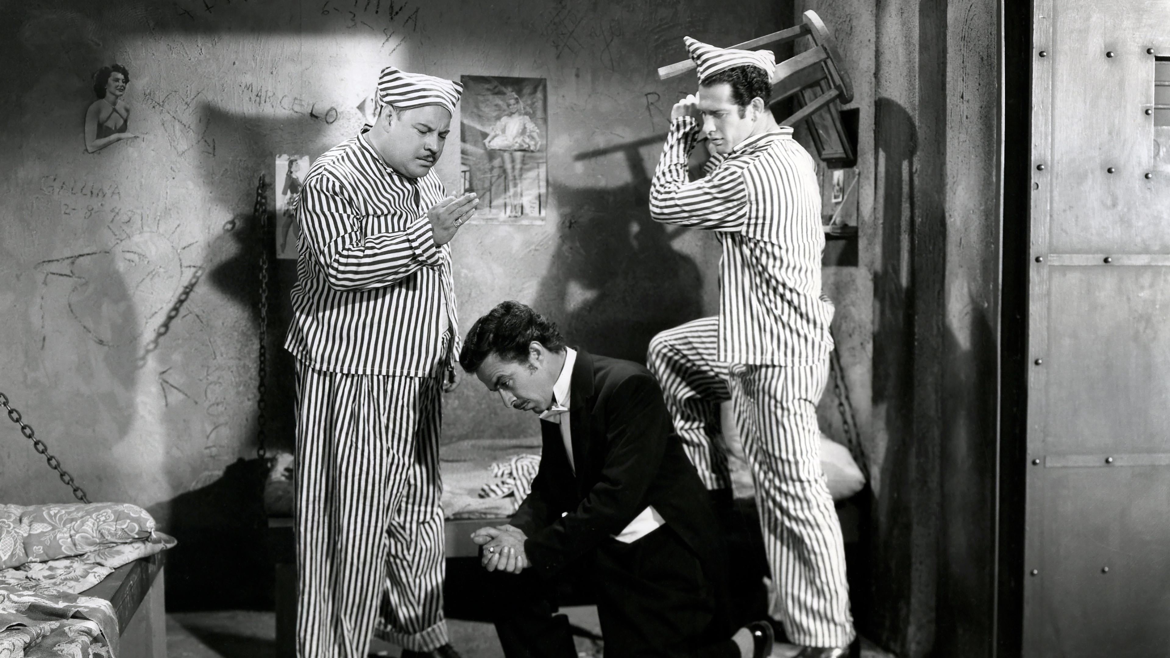 El revoltoso Background