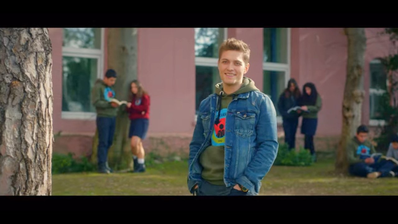 Sesinde Aşk Var Background