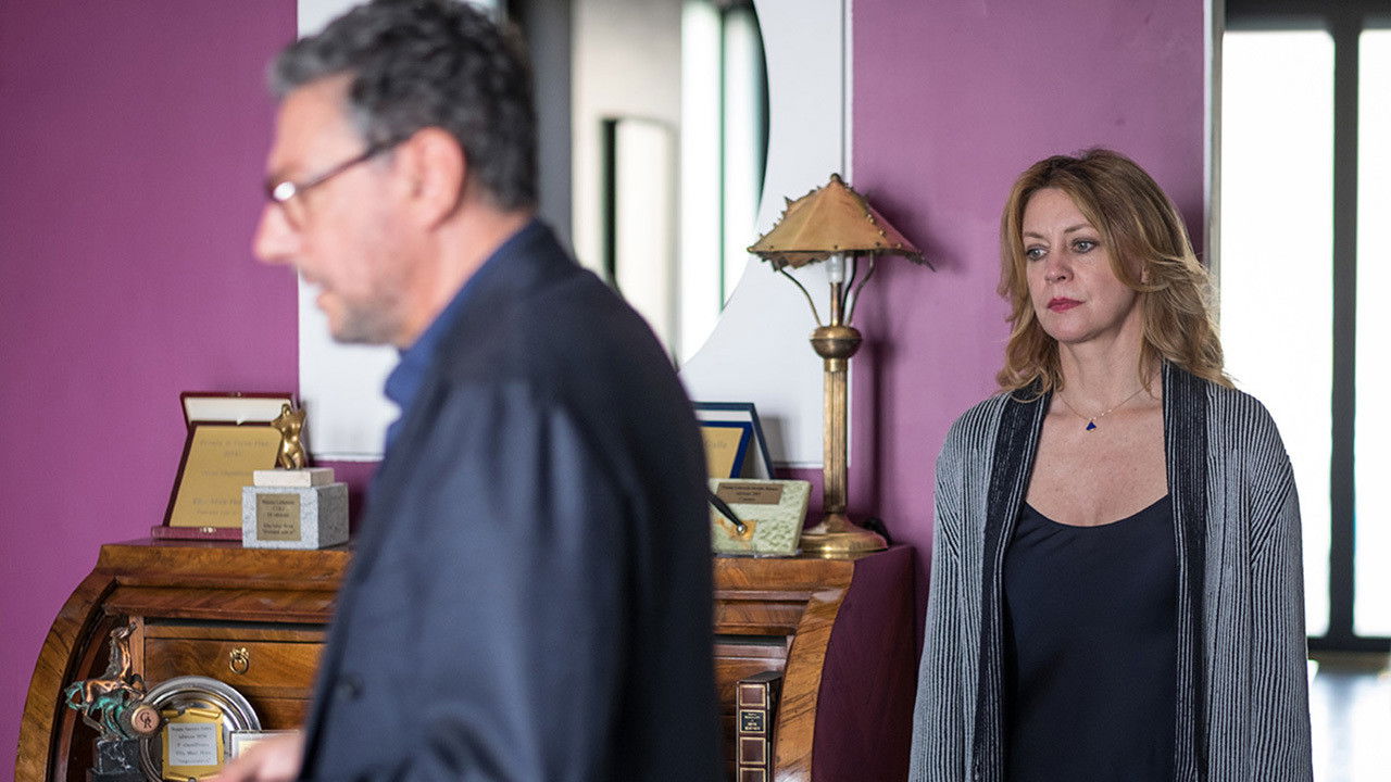 Piccoli crimini coniugali Background