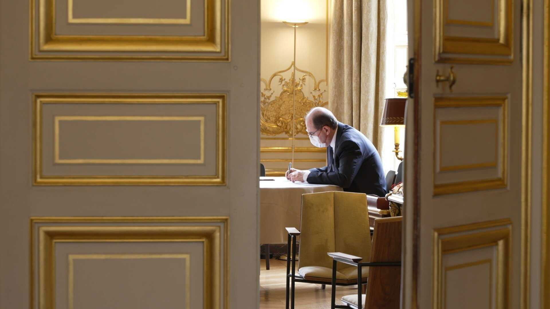 Derniers jours à Matignon Background