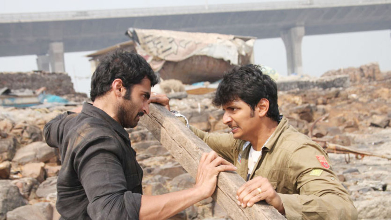 Vandhaan Vendraan Background