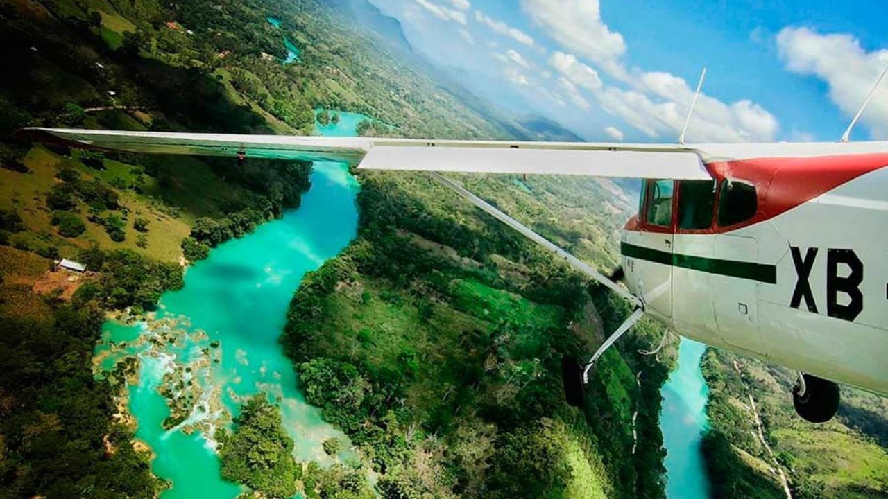 Les avions du bout du monde Background