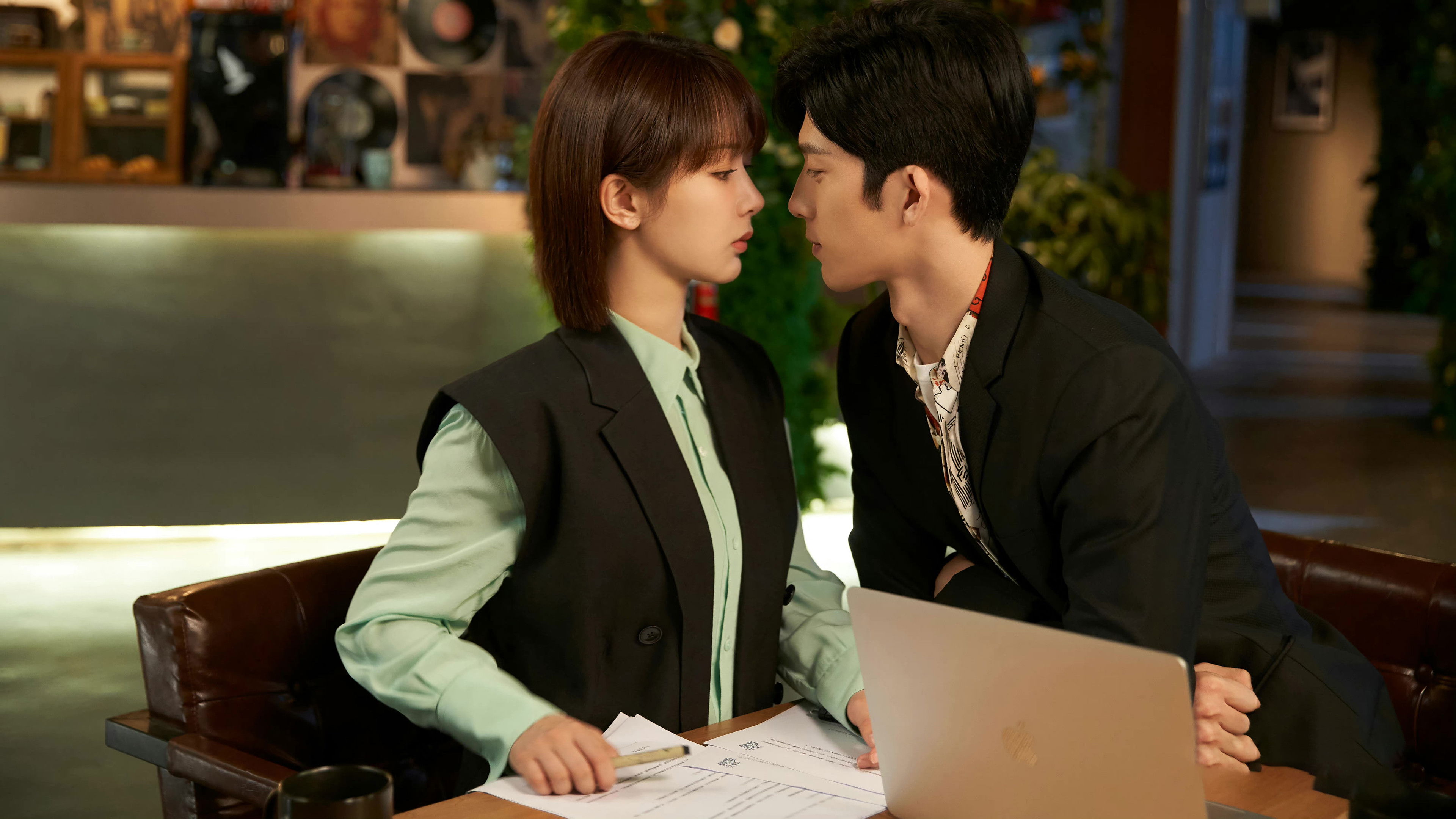 He Dun's Happiness Background