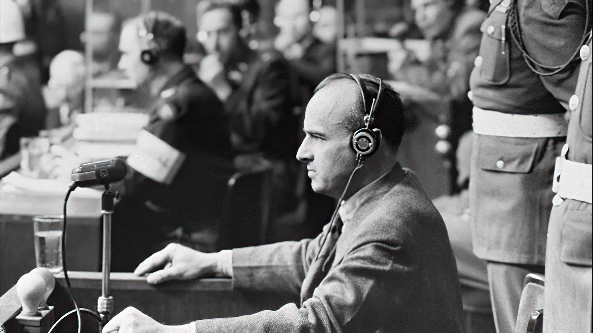 Les Carnets secrets de Nuremberg Background