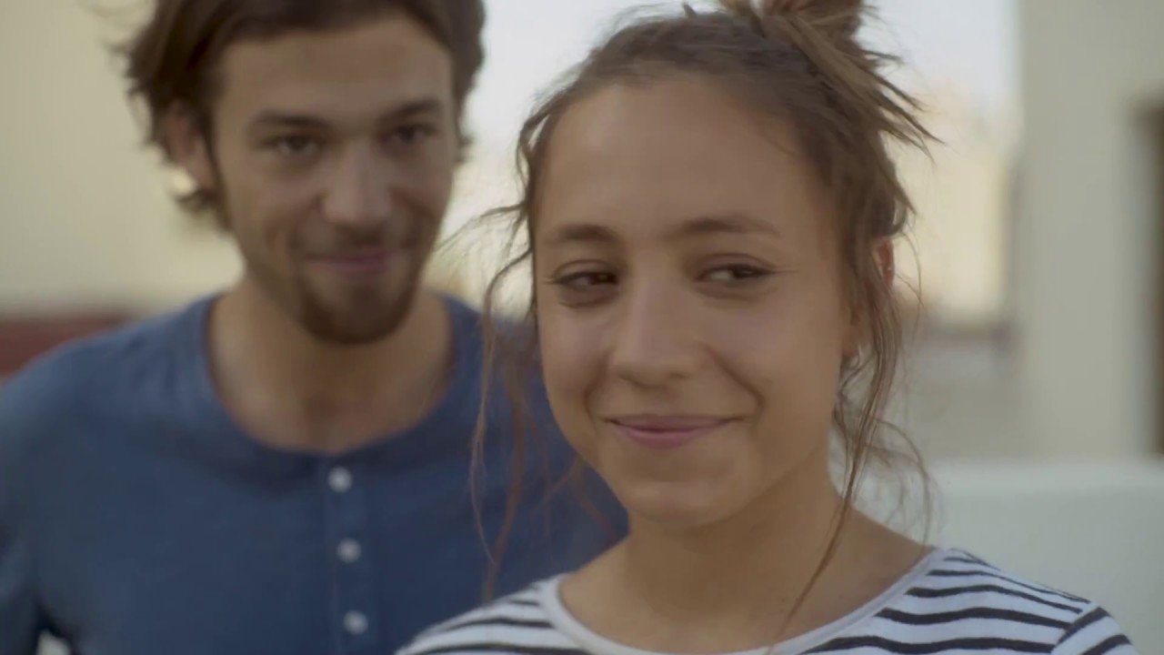 Los amores cobardes Background