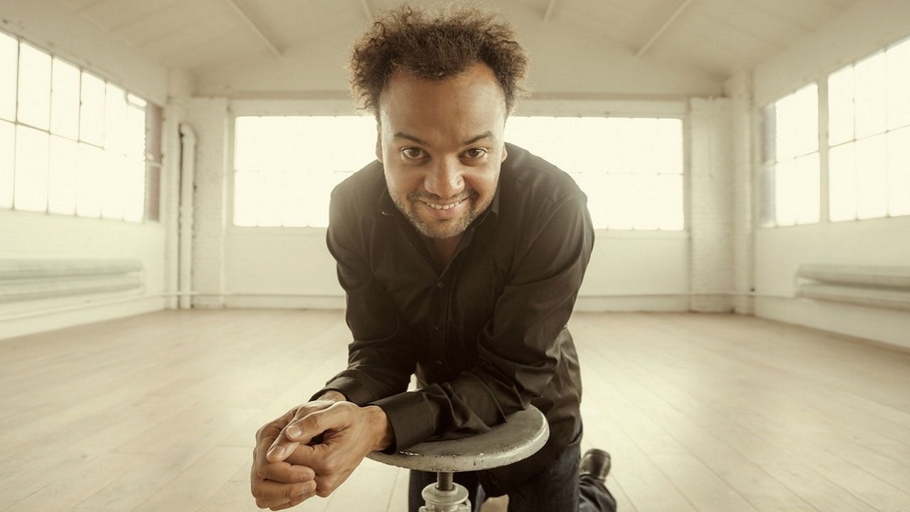 Fabrice Eboué - Levez-vous ! Background