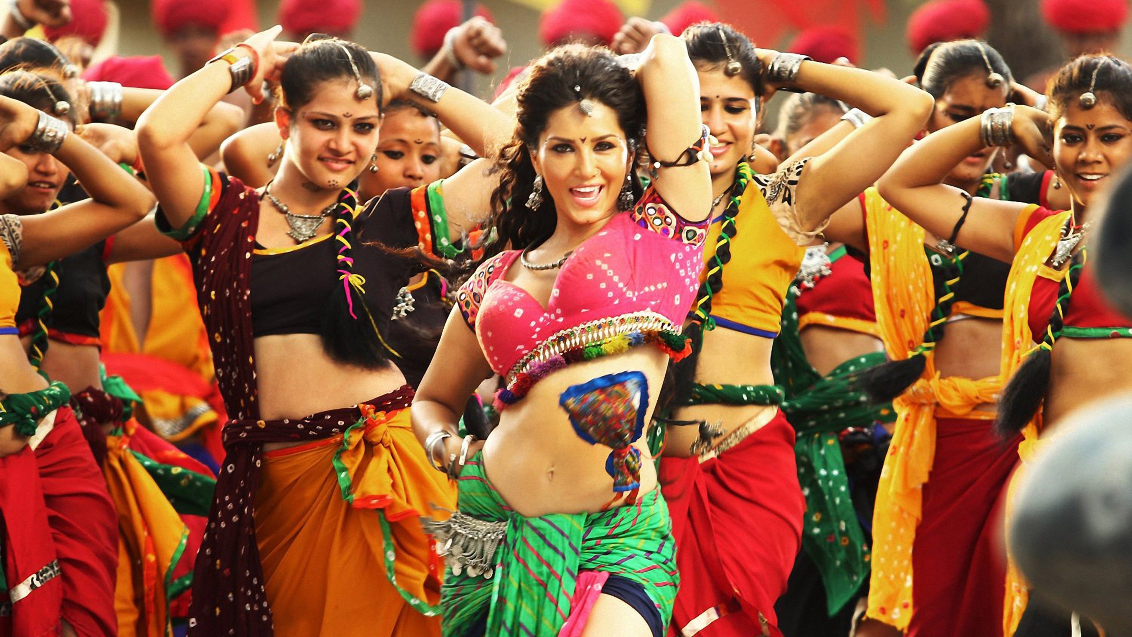 Ek Paheli Leela Background